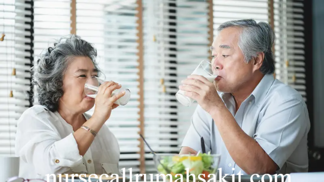 3 Rekomendasi Susu untuk Lansia Jaga Kesehatan Tulang
